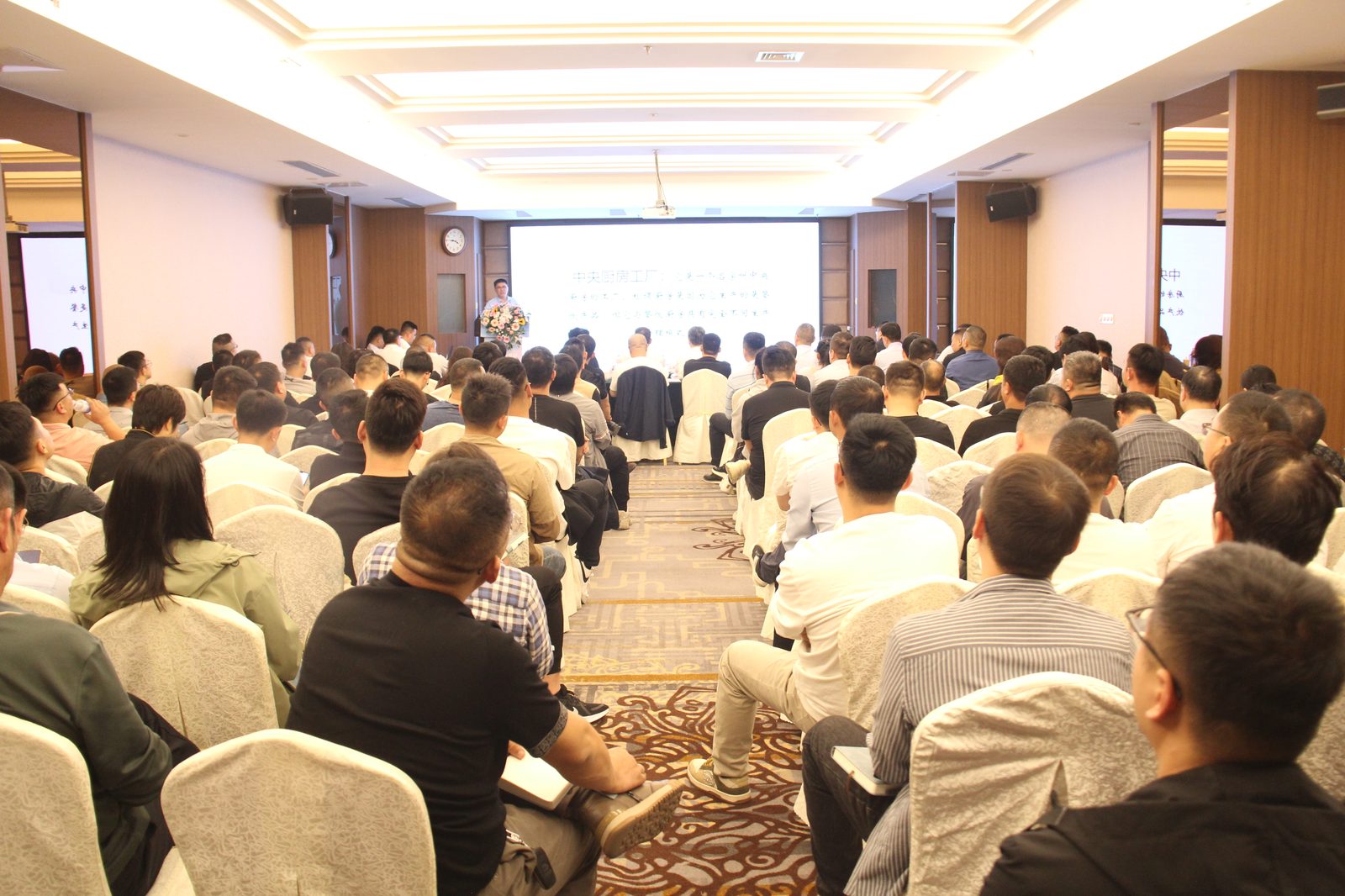 苏涛先生讲解中央厨房选址与布局的大屏示意图